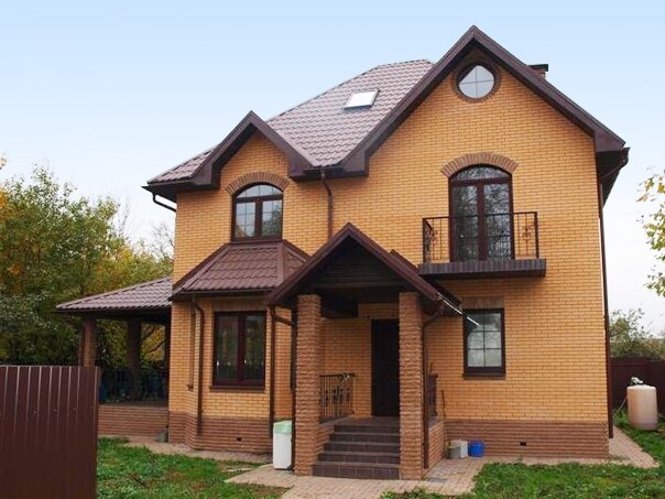 Дом из кирпича с мансардой в Омске